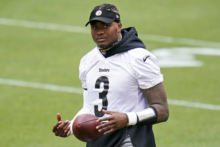 Pittsburgh Steelers quarterback Dwayne Haskins works during the team's NFL mini-camp football practice in Pittsburgh on June 15, 2021.