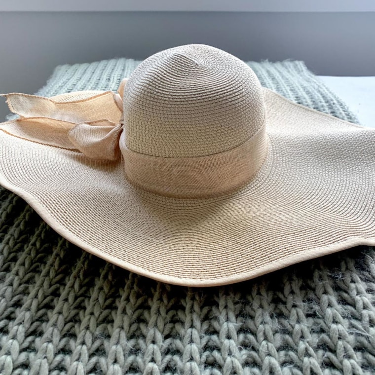 Image of the top-rated floppy sun hat from Amazon.