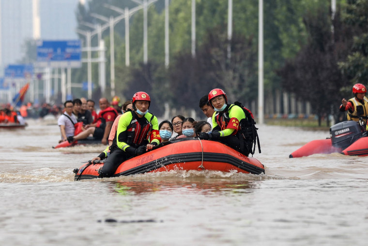 Image: Rescuers of the fire and rescue department from Yangzhou evacuating people from a hospital.
