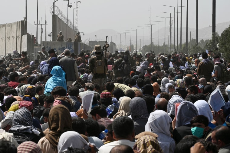 Image: Afghans seeking to flee from the country 