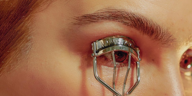 How to curl your eyelashes — plus the 8 best eyelash curlers