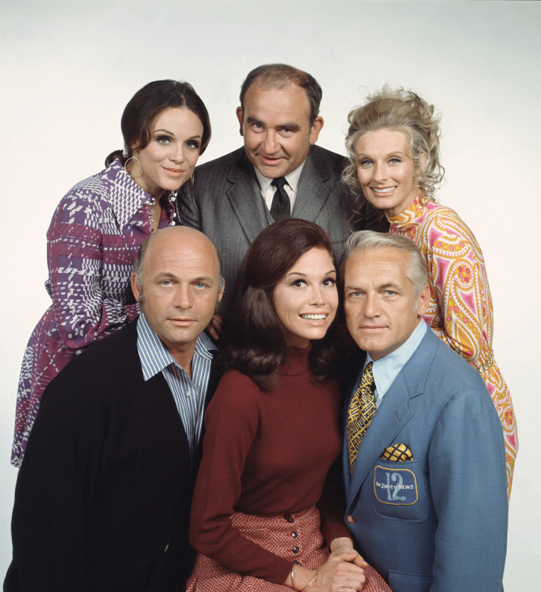 American actors (back row left to right) Valerie Harper, as Rhoda Morgenstern, Ed Asner, as Lou Grant, Cloris Leachman, as Phyllis Lindstrom, (front row, left to right) Gavin McLeod, as Murray Slaughter, Mary Tyler Moore, as Mary Richards, and Ted Knight