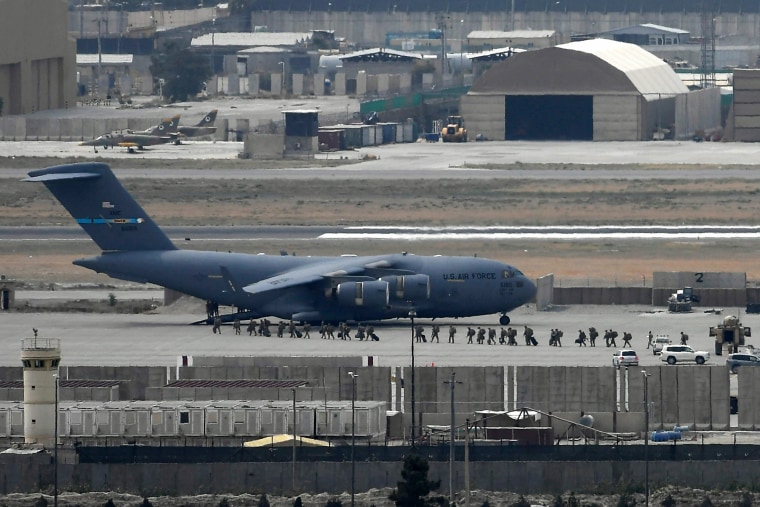 Image: US forces board a plane in Kabul