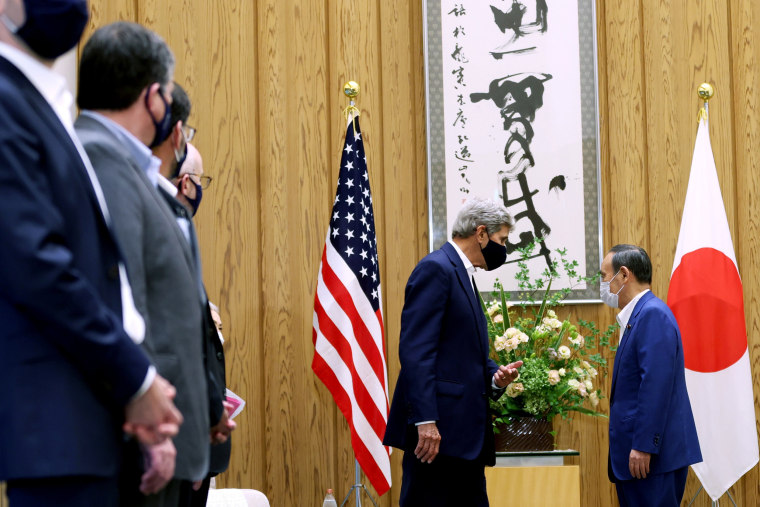 Image: U.S. climate envoy Kerry visits Tokyo for talks with Suga