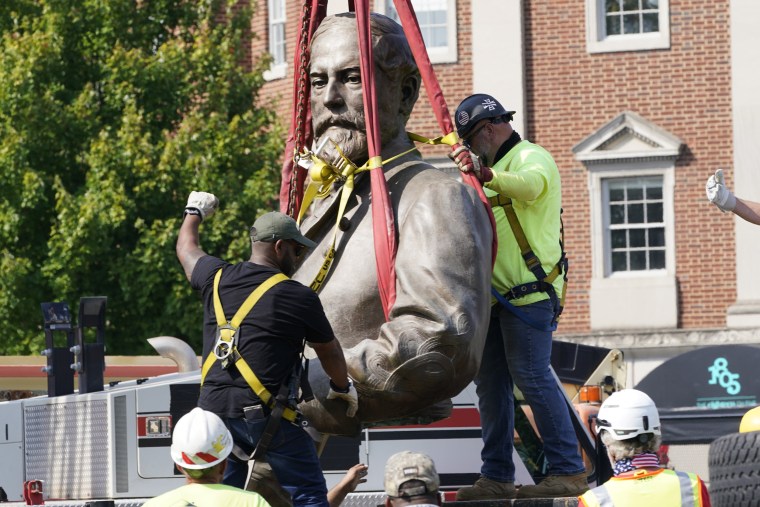 Image: Crews remove the torso of Confederate General Robert E. Lee.
