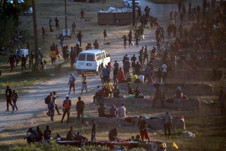 Image: Migrants seeking asylum in the U.S. wait to be processed under the International Bridge in Del Rio