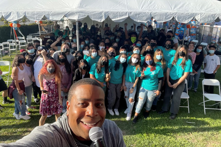 Kenan Thompson takes a selfie with the audience.