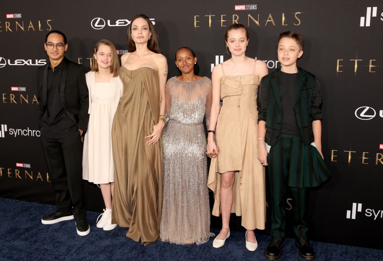 Maddox Jolie-Pitt, Vivienne Jolie-Pitt, Angelina Jolie, Zahara Jolie Pitt, Shiloh Jolie-Pitt, and Knox Jolie Pitt