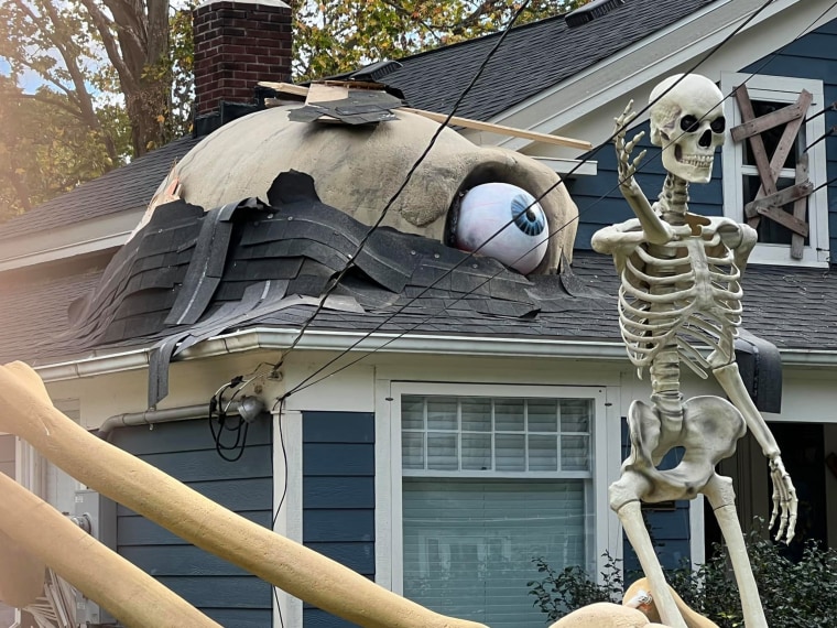 Spooktacular Halloween Roof Decorations: Transform Your Home This Season