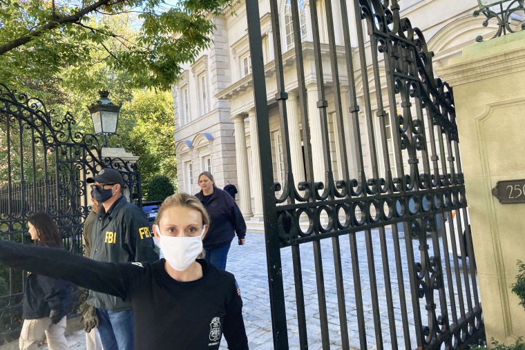 FBI agents outside the home of Russian oligarch Oleg Deripaska in Washington on Tuesday.