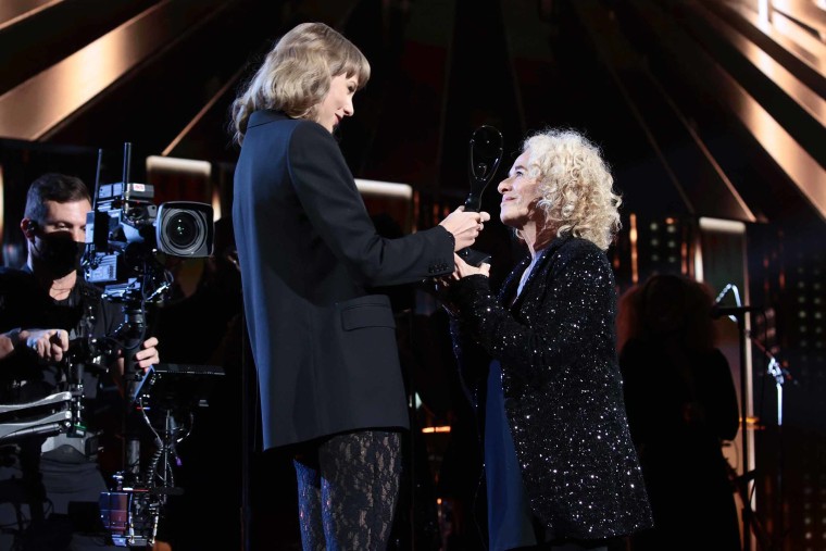 Taylor Swift and Carole King at Rock &amp; Roll Hall Of Fame induction ceremony