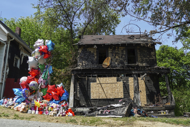 Image: A balloon memorial outside the burnt home of a family that died in a fire in Akron, Ohio, on May 23, 2017.