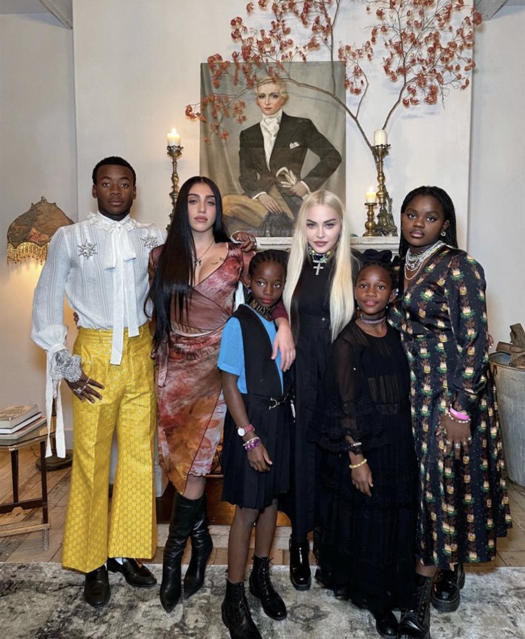 Madonna celebrated Thanksgiving 2021 with five of her children this year: Lourdes Leon, David Banda, Mercy James and twins Estere Ciccone and Stella Ciccone.