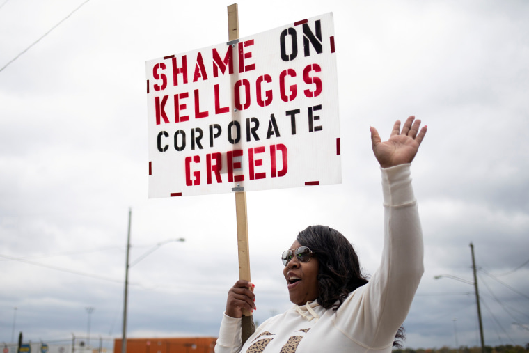 Image: Keisha Richardson, 15-year Kellogg employee, pickets outside the cereal maker's headquarters during a strike in Battle Creek, Mich., on Oct. 21, 2021.