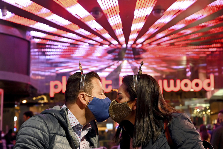Image: Las Vegas mask kiss