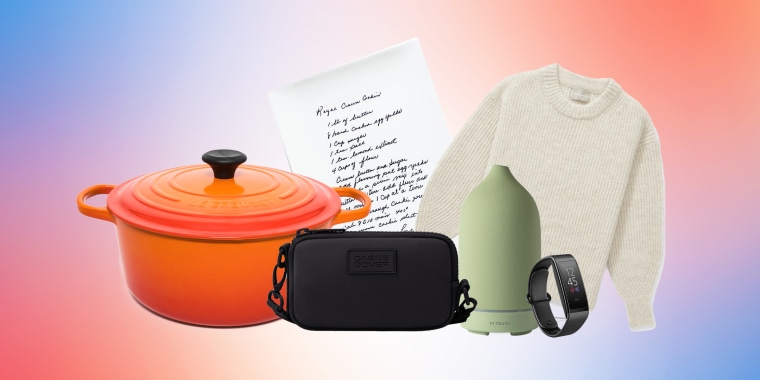 From a Le Creuset Dutch oven to fresh flowers from Bloomsybox, these are some of the best gifts to give mom this Valentine’s Day. 