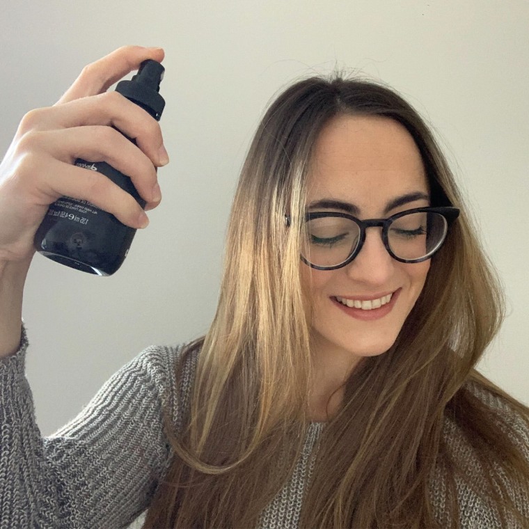 Yardımcı Editör Danielle Murphy saçına Davines OI Hepsi Bir Arada Süt püskürtüyor