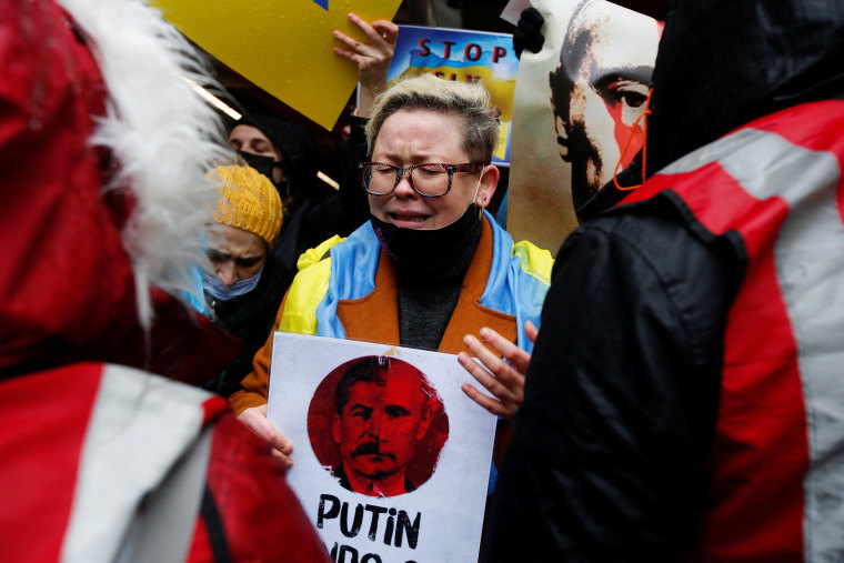 Image: Ukrainians living in Turkey hold a protest against Russia's military operation in Ukraine, near the Russian Consulate in Istanbul
