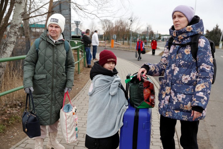 Image: Refugees fleeing from Ukraine arrive in Hungary