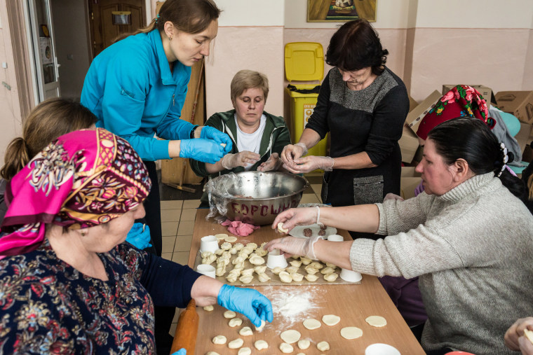 Local residents volunteer to help Ukrainian army and displaced population