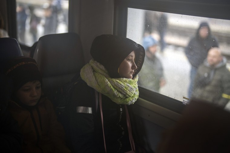 Hình ảnh: Một cô gái và anh trai ngồi trên chuyến tàu đi Lviv tại nhà ga Kyiv, Ukraine vào ngày 3 tháng 3 năm 2022.