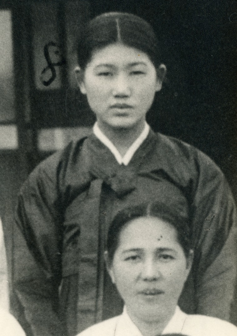 Image: Kai Ma's grandmother, Ma Ok Im, with her aunt in Kaesong, North Korea, in the 1940s.