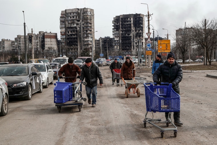 Image: Evacuees leave the besieged city of Mariupol