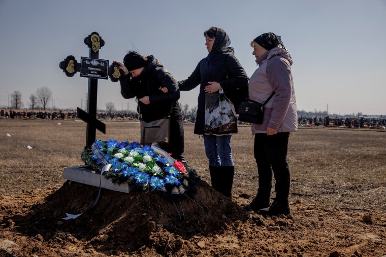 Image: Family members of Borys Romanchenko attend the funeral of the Holocaust survivor in Kharkiv as Russia's attack on Ukraine continues