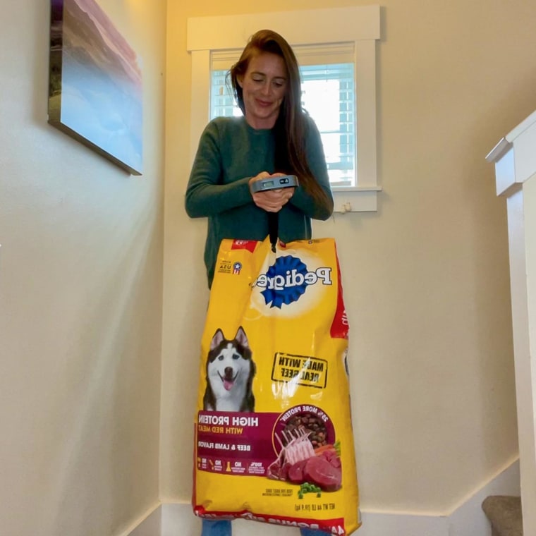 Image of Katie Jackson weighing dog food with the Etekcity Portable Luggage Scale