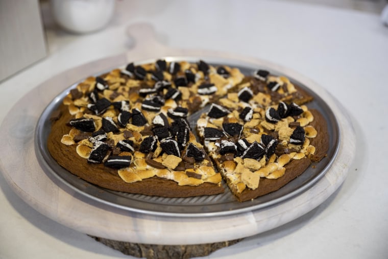 A s'mores "pizza".