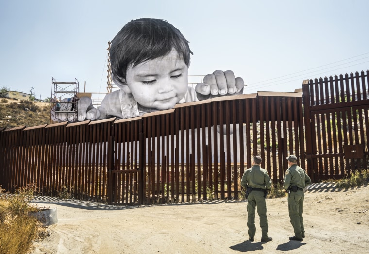 GIANTS Kikito and the Border Patrol Tecate Mexico - U.S.A 2017