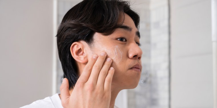 Experts recommended face moisturizers from brands like Neutrogena, First Aid Beauty and more.