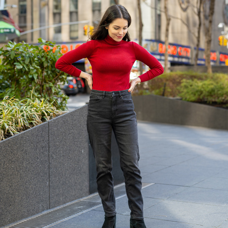 American Eagle Strigid Mom Jeans Denim Review - THE JEANS BLOG