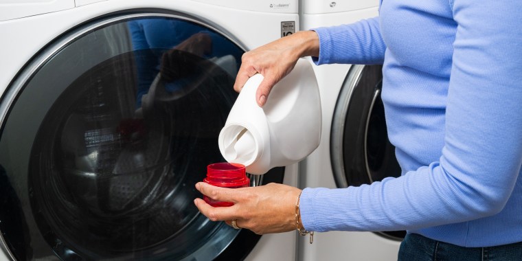 When shopping for eco-friendly laundry detergents, experts recommend paying attention to ingredient lists, ecolabels and packaging type.