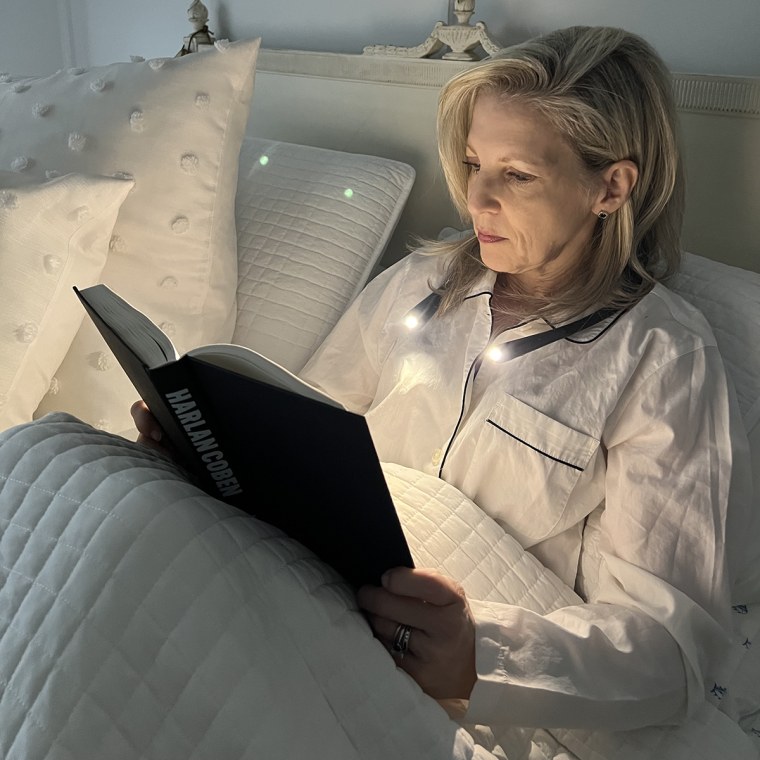 The Glocusent Neck Reading Light helps me read at night