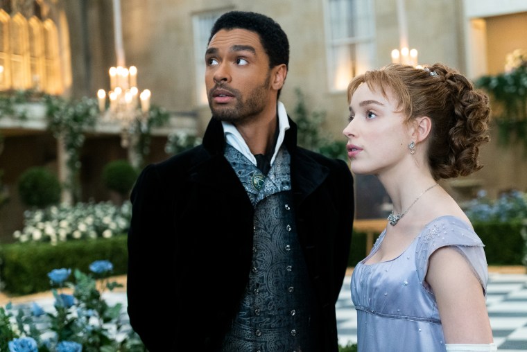 Regé-Jean Page as Simon Basset and Phoebe Dynevor as Daphne Bridgerton in 