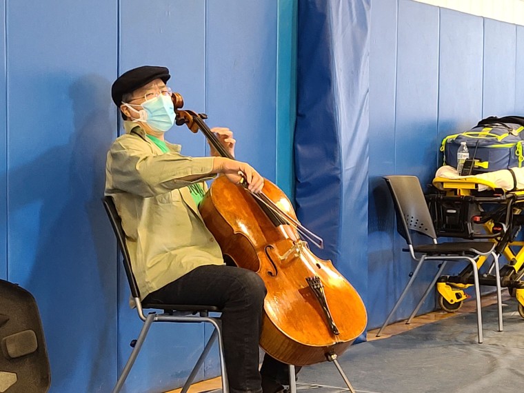 Yo-Yo Ma playing the cello on March 13, 2021. - Receiving a second Covid vaccine dose is often a cause for celebration and, in one US clinic, legendary cellist Yo-Yo Ma marked the occasion with a surprise recital. Ma was pictured playing the cello while wearing a mask and sitting on a plastic chair at the Berkshire Community College in Massachusetts during his 15-minute observation period after getting the jab on March 13, 2021.