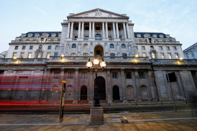 Image: A bus passes the Bank of England in the City of London