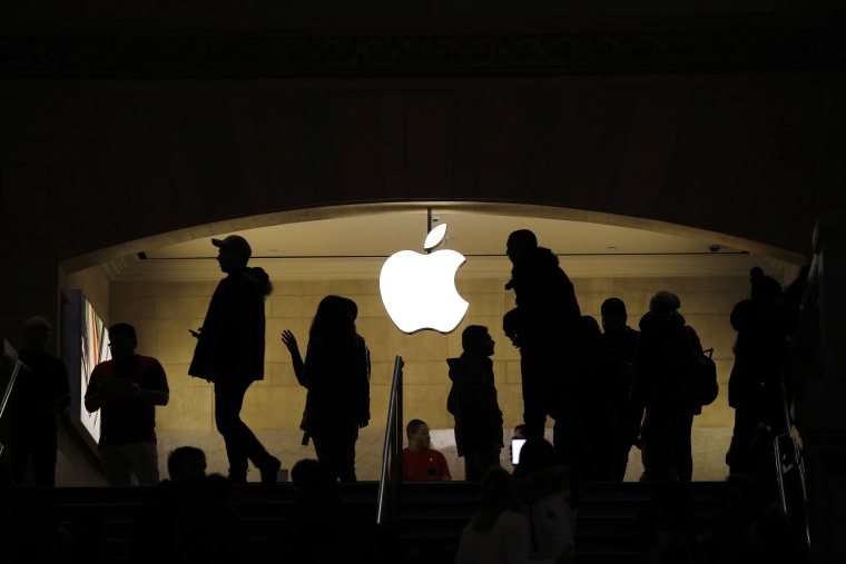 Image: Apple's Warning On Revenue Forecast Sends Markets Down