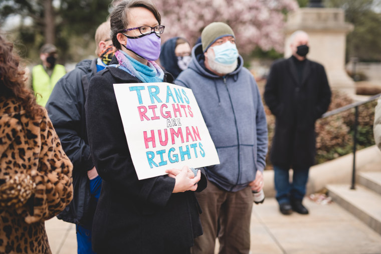 Los manifestantes se manifiestan frente al capitolio estatal en Little Rock, Ark., el 18 de marzo de 2021, mientras los legisladores consideran un proyecto de ley que prohíbe a los médicos estatales brindar atención médica relacionada con la transición a menores transgénero.