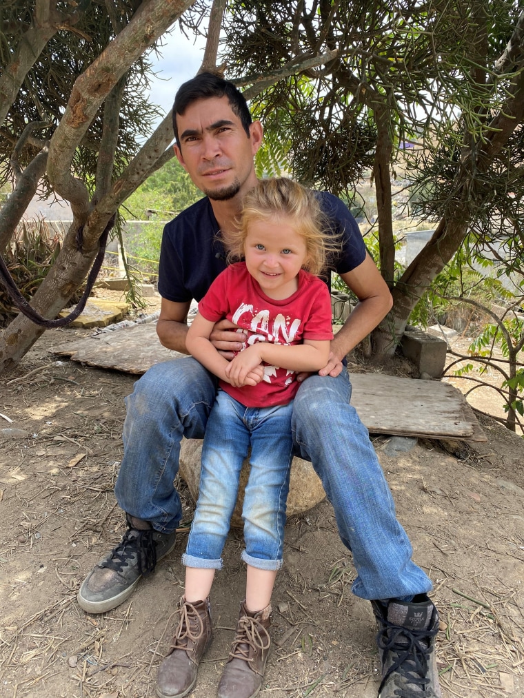 David Sanabria y su hija Ximena, durante su estadía en el albergue Iglesia Embajadores de Jesús en Tijuana, Baja California. Julio de 2021.