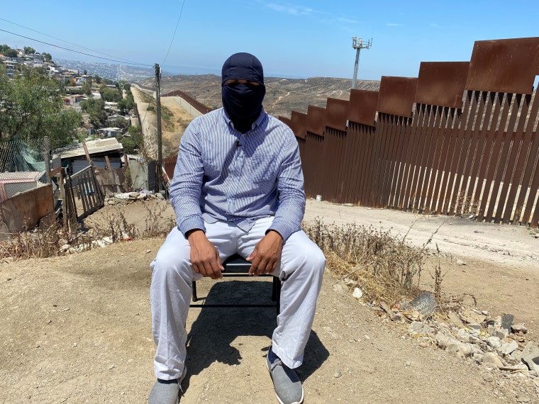 Daniel, quien teme mostrar su rostro, vive en una ciudad mexicana fronteriza con EE.UU mientras espera por su petición de asilo. Agosto de 2021.
