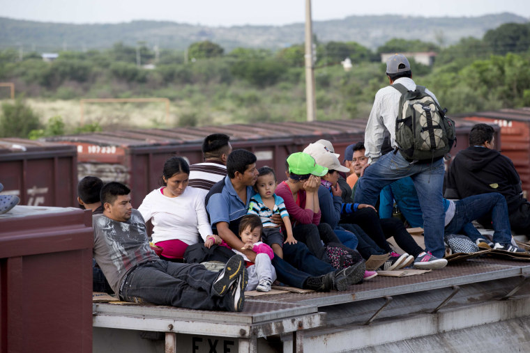 Migrantes centroamericanos viajan sobre un tren de carga en Ixtepec, Oaxaca, con rumbo hacia la frontera con EE.UU.  