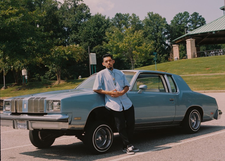 Alfredo Corona con su automóvil en Rhodes Jordan Park en Lawrenceville, Georgia, el 10 de septiembre.