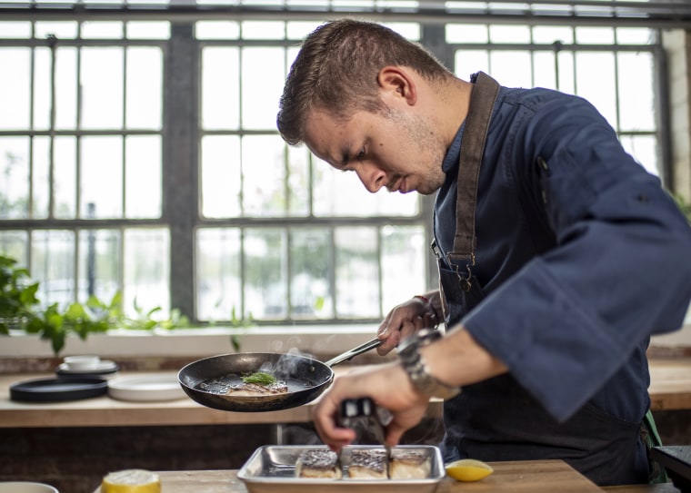 El chef Omar Pereney coloca filetes de pescado en una bandeja antes de ponerlos en el horno en su cocina de pruebas el lunes 13 de septiembre de 2021 en Houston, TX.