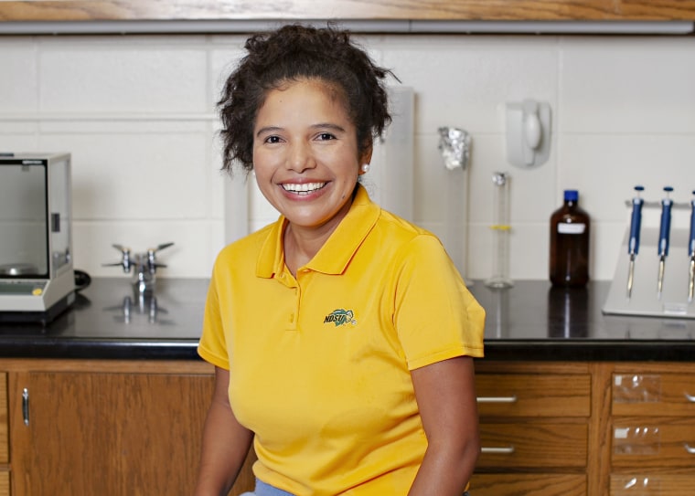 Verónica Calles Torrez en un laboratorio de entomología en la Universidad Estatal de Dakota del Norte en Fargo el 10 de septiembre.