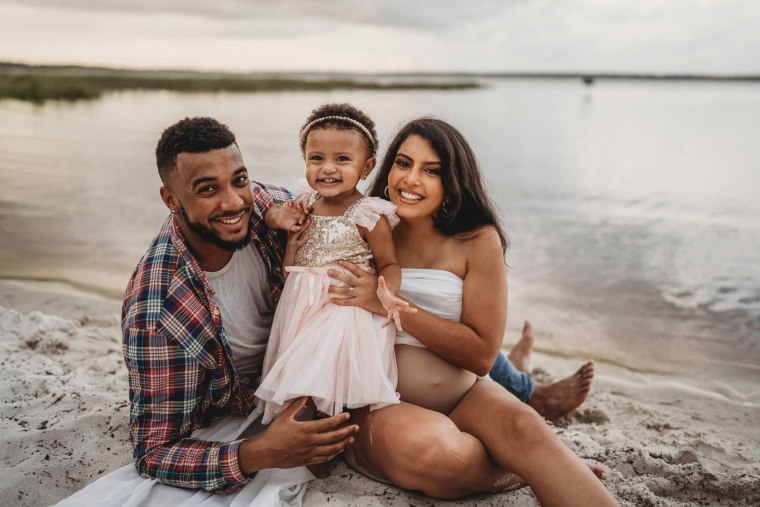 Nicole Torres con su marido, Robert, y su hija de un año, Eliana. Torres dice que cree que sí se vacunará, pero probablemente no mientras esté embarazada.