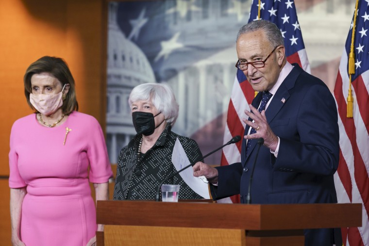 De izquierda a derecha, la presidenta de la Cámara de Representantes, Nancy Pelosi (demócrata), la secretaria del Tesoro, Janet Yellen, y el líder de la mayoría del Senado, Chuck Schumer (demócrata).