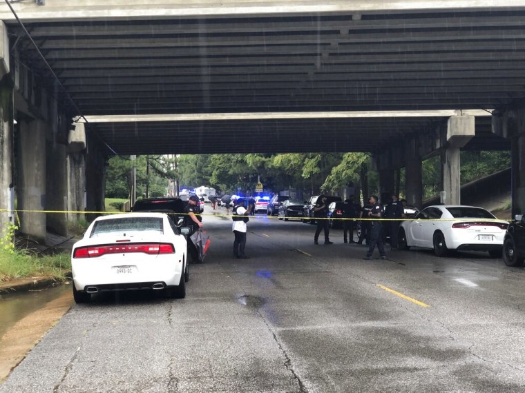 La policía en la escena este jueves en Memphis. Autoridades confirmaron que un niño fue herido en la escuela Cummings.