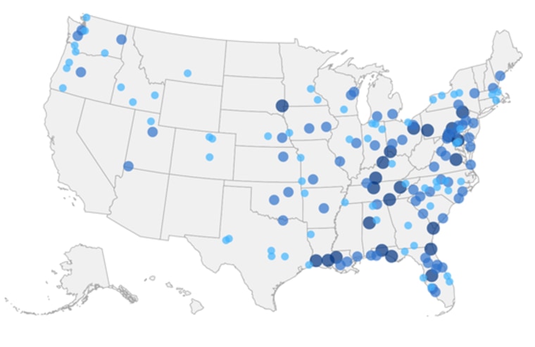 Mapa de EE.UU. con puntos azules de varias tonalidades que muestran las ciudades en las que la población latina creció más que el promedio de crecimiento hispano a nivel nacional.